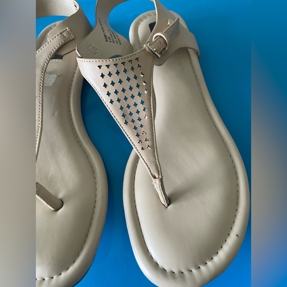 Jones New York Tan Thong Sandals Size 8.5 - Picture 5 of 11